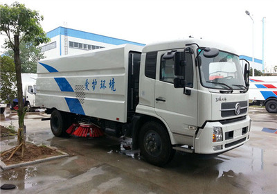 東風(fēng)天錦掃路車 城市清潔的高效守護者